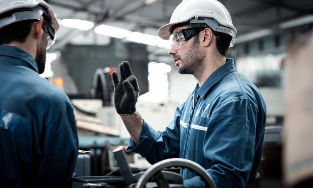 web_size_crop_JPG-mfg-industry-engineer-team-worker