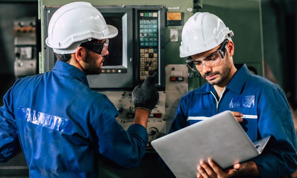 web_size_crop_JPG-mfg-team-inspecting-the-factory